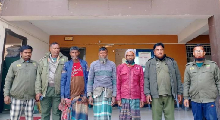 সুন্দরবনে জলঘাটা থেকে নৌকাসহ ৩ কাঁকড়া শিকারি আটক